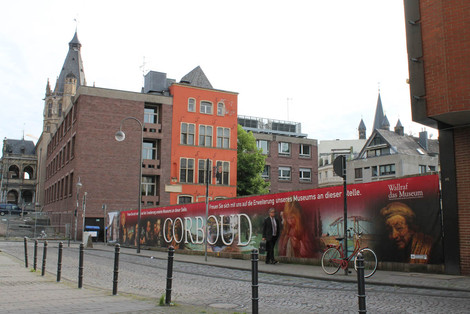 Blick von der Martinsgasse auf das Gelände des ehemaligen Kaufhauses Kutz vor dem Wallraf-Richartz-Museum & Fondation Corboud.