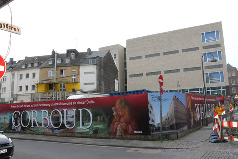 Blick vom Marsplatz auf das Gelände des ehemaligen Kaufhauses Kutz vor dem Wallraf-Richartz-Museum & Fondation Corboud.