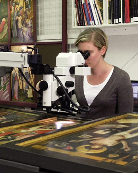 Arbeit am Stereomikroskop in der Abteilung Kunsttechnologie und Restaurierung des Wallraf-Richartz-Museums & Fondation Corboud.