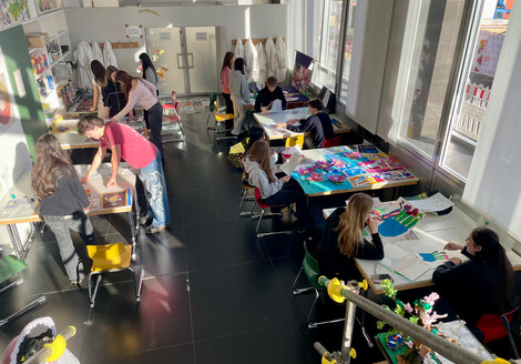 Der Projektkurs des Kölner Elisabeth-von-Thüringen-Gymnasiums bei der Juryarbeit, Foto: Björn Föll 2026