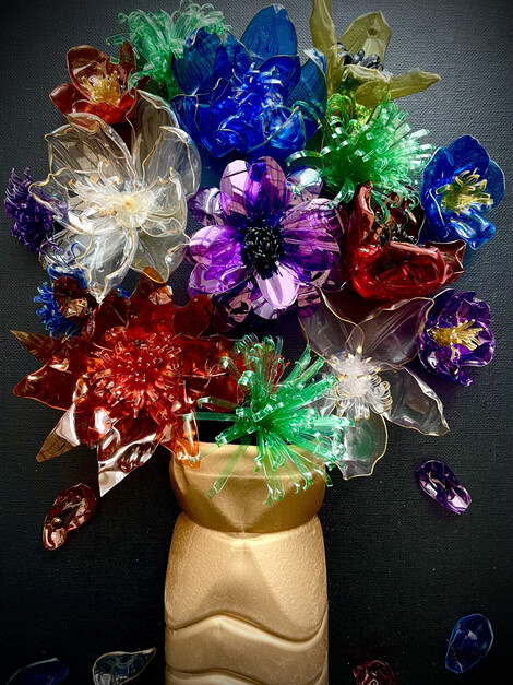Müll als Geschenk: Magisches Upcycling Blumenstrauß nur aus PET-Flaschen von Emily Salditt, Projektkurs Kunst des Elisabeth-von-Thüringen, Foto: Björn Föll 2026